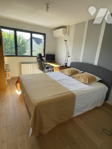 Pavillon 5 chambres, 2 bureaux, jardin.