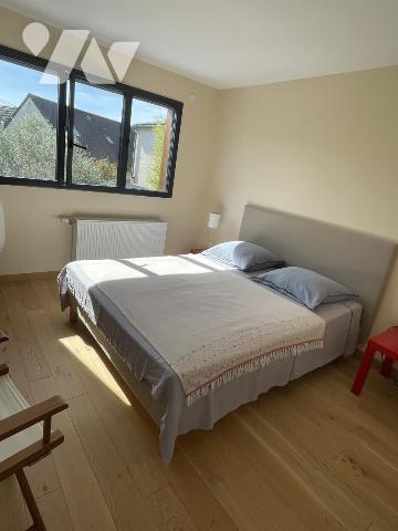 Pavillon 5 chambres, 2 bureaux, jardin.