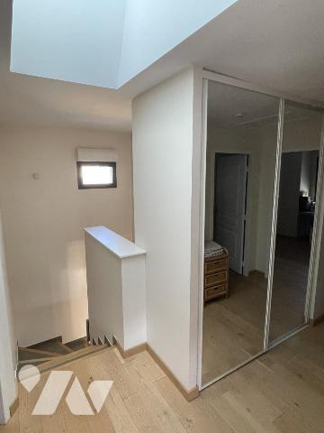 Pavillon 5 chambres, 2 bureaux, jardin.