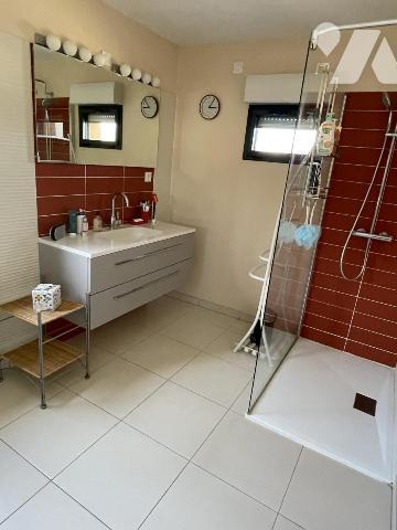 Pavillon 5 chambres, 2 bureaux, jardin.