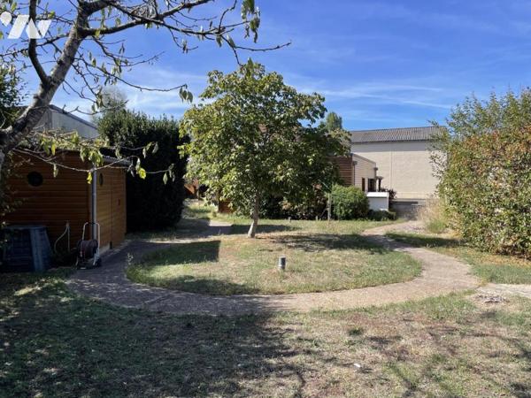 Pavillon 5 chambres, 2 bureaux, jardin.