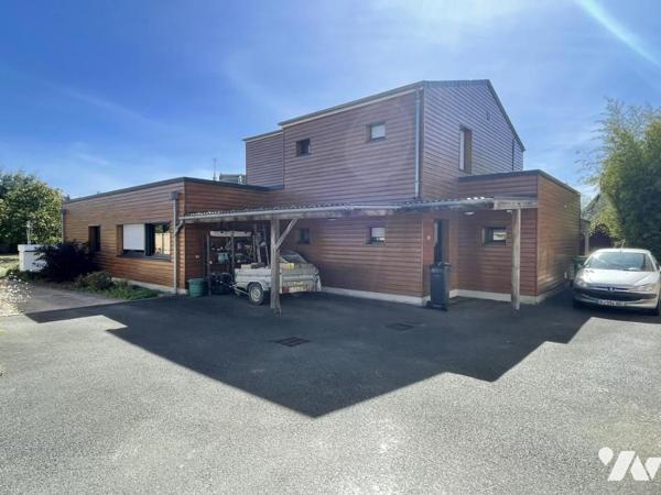 Pavillon 5 chambres, 2 bureaux, jardin.