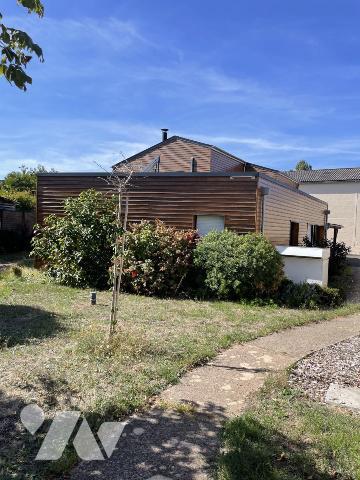 Pavillon 5 chambres, 2 bureaux, jardin.