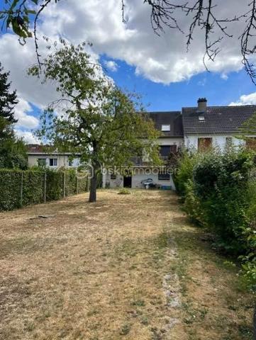 Idéalement située au cœur de Saint-Michel-sur-Orge, au 19 rue du Général de Gaulle, cette spacieuse maison familiale d'environ 137 m² habitables est édifiée sur une belle parcelle de terrain d'environ 706 m², offrant un cadre de vie agréable et de beaux espaces pour toute la famille.
Construite sur un sous-sol hors sol, la maison bénéficie d'une distribution fonctionnelle et de nombreux espaces de rangement.
Dès l'entrée, vous découvrirez un vaste hall avec placard. 
Le sous-sol comprend également un garage double avec accès direct au jardin, un espace buanderie, une pièce pouvant être aménagée selon vos besoins en bureau, salle de jeux ou chambre d'appoint, ainsi qu'une pièce de rangement.
À l'étage principal, un grand palier dessert une cuisine indépendante, un lumineux double séjour ouvrant sur un balcon surplombant le jardin, une chambre, une salle de bains et un WC indépendant.
Le second étage accueille l'espace nuit avec quatre chambres confortables ainsi qu'une salle d'eau avec douche.
À l'extérieur, le jardin arboré et la généreuse parcelle de 706 m² offrent un véritable espace de détente et de loisirs pour toute la famille.
Les atouts :
• Maison familiale de 5 chambres
• Environ 137 m² habitables
• Sous-sol total hors sol
• Garage double
• Bureau ou salle de jeux
• Terrain d'environ 706 m²
• Balcon avec vue sur le jardin
• Secteur recherché, proche des commerces, écoles et transports
Une maison idéale pour une grande famille à la recherche d'espace, de confort et d'un environnement pratique au quotidien.
Les + : Volets roulants, double vitrage