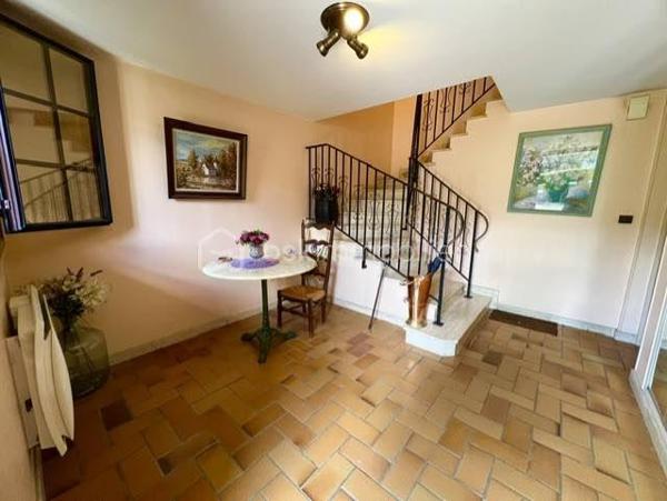 Idéalement située au cœur de Saint-Michel-sur-Orge, au 19 rue du Général de Gaulle, cette spacieuse maison familiale d'environ 137 m² habitables est édifiée sur une belle parcelle de terrain d'environ 706 m², offrant un cadre de vie agréable et de beaux espaces pour toute la famille.
Construite sur un sous-sol hors sol, la maison bénéficie d'une distribution fonctionnelle et de nombreux espaces de rangement.
Dès l'entrée, vous découvrirez un vaste hall avec placard. 
Le sous-sol comprend également un garage double avec accès direct au jardin, un espace buanderie, une pièce pouvant être aménagée selon vos besoins en bureau, salle de jeux ou chambre d'appoint, ainsi qu'une pièce de rangement.
À l'étage principal, un grand palier dessert une cuisine indépendante, un lumineux double séjour ouvrant sur un balcon surplombant le jardin, une chambre, une salle de bains et un WC indépendant.
Le second étage accueille l'espace nuit avec quatre chambres confortables ainsi qu'une salle d'eau avec douche.
À l'extérieur, le jardin arboré et la généreuse parcelle de 706 m² offrent un véritable espace de détente et de loisirs pour toute la famille.
Les atouts :
• Maison familiale de 5 chambres
• Environ 137 m² habitables
• Sous-sol total hors sol
• Garage double
• Bureau ou salle de jeux
• Terrain d'environ 706 m²
• Balcon avec vue sur le jardin
• Secteur recherché, proche des commerces, écoles et transports
Une maison idéale pour une grande famille à la recherche d'espace, de confort et d'un environnement pratique au quotidien.
Les + : Volets roulants, double vitrage
