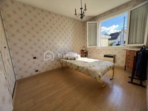 Idéalement située au cœur de Saint-Michel-sur-Orge, au 19 rue du Général de Gaulle, cette spacieuse maison familiale d'environ 137 m² habitables est édifiée sur une belle parcelle de terrain d'environ 706 m², offrant un cadre de vie agréable et de beaux espaces pour toute la famille.
Construite sur un sous-sol hors sol, la maison bénéficie d'une distribution fonctionnelle et de nombreux espaces de rangement.
Dès l'entrée, vous découvrirez un vaste hall avec placard. 
Le sous-sol comprend également un garage double avec accès direct au jardin, un espace buanderie, une pièce pouvant être aménagée selon vos besoins en bureau, salle de jeux ou chambre d'appoint, ainsi qu'une pièce de rangement.
À l'étage principal, un grand palier dessert une cuisine indépendante, un lumineux double séjour ouvrant sur un balcon surplombant le jardin, une chambre, une salle de bains et un WC indépendant.
Le second étage accueille l'espace nuit avec quatre chambres confortables ainsi qu'une salle d'eau avec douche.
À l'extérieur, le jardin arboré et la généreuse parcelle de 706 m² offrent un véritable espace de détente et de loisirs pour toute la famille.
Les atouts :
• Maison familiale de 5 chambres
• Environ 137 m² habitables
• Sous-sol total hors sol
• Garage double
• Bureau ou salle de jeux
• Terrain d'environ 706 m²
• Balcon avec vue sur le jardin
• Secteur recherché, proche des commerces, écoles et transports
Une maison idéale pour une grande famille à la recherche d'espace, de confort et d'un environnement pratique au quotidien.
Les + : Volets roulants, double vitrage