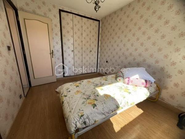 Idéalement située au cœur de Saint-Michel-sur-Orge, au 19 rue du Général de Gaulle, cette spacieuse maison familiale d'environ 137 m² habitables est édifiée sur une belle parcelle de terrain d'environ 706 m², offrant un cadre de vie agréable et de beaux espaces pour toute la famille.
Construite sur un sous-sol hors sol, la maison bénéficie d'une distribution fonctionnelle et de nombreux espaces de rangement.
Dès l'entrée, vous découvrirez un vaste hall avec placard. 
Le sous-sol comprend également un garage double avec accès direct au jardin, un espace buanderie, une pièce pouvant être aménagée selon vos besoins en bureau, salle de jeux ou chambre d'appoint, ainsi qu'une pièce de rangement.
À l'étage principal, un grand palier dessert une cuisine indépendante, un lumineux double séjour ouvrant sur un balcon surplombant le jardin, une chambre, une salle de bains et un WC indépendant.
Le second étage accueille l'espace nuit avec quatre chambres confortables ainsi qu'une salle d'eau avec douche.
À l'extérieur, le jardin arboré et la généreuse parcelle de 706 m² offrent un véritable espace de détente et de loisirs pour toute la famille.
Les atouts :
• Maison familiale de 5 chambres
• Environ 137 m² habitables
• Sous-sol total hors sol
• Garage double
• Bureau ou salle de jeux
• Terrain d'environ 706 m²
• Balcon avec vue sur le jardin
• Secteur recherché, proche des commerces, écoles et transports
Une maison idéale pour une grande famille à la recherche d'espace, de confort et d'un environnement pratique au quotidien.
Les + : Volets roulants, double vitrage