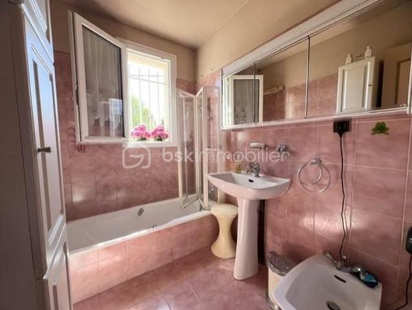 Idéalement située au cœur de Saint-Michel-sur-Orge, au 19 rue du Général de Gaulle, cette spacieuse maison familiale d'environ 137 m² habitables est édifiée sur une belle parcelle de terrain d'environ 706 m², offrant un cadre de vie agréable et de beaux espaces pour toute la famille.
Construite sur un sous-sol hors sol, la maison bénéficie d'une distribution fonctionnelle et de nombreux espaces de rangement.
Dès l'entrée, vous découvrirez un vaste hall avec placard. 
Le sous-sol comprend également un garage double avec accès direct au jardin, un espace buanderie, une pièce pouvant être aménagée selon vos besoins en bureau, salle de jeux ou chambre d'appoint, ainsi qu'une pièce de rangement.
À l'étage principal, un grand palier dessert une cuisine indépendante, un lumineux double séjour ouvrant sur un balcon surplombant le jardin, une chambre, une salle de bains et un WC indépendant.
Le second étage accueille l'espace nuit avec quatre chambres confortables ainsi qu'une salle d'eau avec douche.
À l'extérieur, le jardin arboré et la généreuse parcelle de 706 m² offrent un véritable espace de détente et de loisirs pour toute la famille.
Les atouts :
• Maison familiale de 5 chambres
• Environ 137 m² habitables
• Sous-sol total hors sol
• Garage double
• Bureau ou salle de jeux
• Terrain d'environ 706 m²
• Balcon avec vue sur le jardin
• Secteur recherché, proche des commerces, écoles et transports
Une maison idéale pour une grande famille à la recherche d'espace, de confort et d'un environnement pratique au quotidien.
Les + : Volets roulants, double vitrage