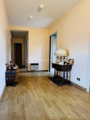 Idéalement située au cœur de Saint-Michel-sur-Orge, au 19 rue du Général de Gaulle, cette spacieuse maison familiale d'environ 137 m² habitables est édifiée sur une belle parcelle de terrain d'environ 706 m², offrant un cadre de vie agréable et de beaux espaces pour toute la famille.
Construite sur un sous-sol hors sol, la maison bénéficie d'une distribution fonctionnelle et de nombreux espaces de rangement.
Dès l'entrée, vous découvrirez un vaste hall avec placard. 
Le sous-sol comprend également un garage double avec accès direct au jardin, un espace buanderie, une pièce pouvant être aménagée selon vos besoins en bureau, salle de jeux ou chambre d'appoint, ainsi qu'une pièce de rangement.
À l'étage principal, un grand palier dessert une cuisine indépendante, un lumineux double séjour ouvrant sur un balcon surplombant le jardin, une chambre, une salle de bains et un WC indépendant.
Le second étage accueille l'espace nuit avec quatre chambres confortables ainsi qu'une salle d'eau avec douche.
À l'extérieur, le jardin arboré et la généreuse parcelle de 706 m² offrent un véritable espace de détente et de loisirs pour toute la famille.
Les atouts :
• Maison familiale de 5 chambres
• Environ 137 m² habitables
• Sous-sol total hors sol
• Garage double
• Bureau ou salle de jeux
• Terrain d'environ 706 m²
• Balcon avec vue sur le jardin
• Secteur recherché, proche des commerces, écoles et transports
Une maison idéale pour une grande famille à la recherche d'espace, de confort et d'un environnement pratique au quotidien.
Les + : Volets roulants, double vitrage