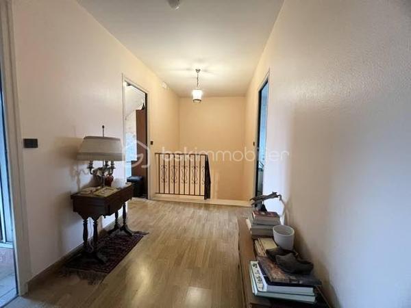 Idéalement située au cœur de Saint-Michel-sur-Orge, au 19 rue du Général de Gaulle, cette spacieuse maison familiale d'environ 137 m² habitables est édifiée sur une belle parcelle de terrain d'environ 706 m², offrant un cadre de vie agréable et de beaux espaces pour toute la famille.
Construite sur un sous-sol hors sol, la maison bénéficie d'une distribution fonctionnelle et de nombreux espaces de rangement.
Dès l'entrée, vous découvrirez un vaste hall avec placard. 
Le sous-sol comprend également un garage double avec accès direct au jardin, un espace buanderie, une pièce pouvant être aménagée selon vos besoins en bureau, salle de jeux ou chambre d'appoint, ainsi qu'une pièce de rangement.
À l'étage principal, un grand palier dessert une cuisine indépendante, un lumineux double séjour ouvrant sur un balcon surplombant le jardin, une chambre, une salle de bains et un WC indépendant.
Le second étage accueille l'espace nuit avec quatre chambres confortables ainsi qu'une salle d'eau avec douche.
À l'extérieur, le jardin arboré et la généreuse parcelle de 706 m² offrent un véritable espace de détente et de loisirs pour toute la famille.
Les atouts :
• Maison familiale de 5 chambres
• Environ 137 m² habitables
• Sous-sol total hors sol
• Garage double
• Bureau ou salle de jeux
• Terrain d'environ 706 m²
• Balcon avec vue sur le jardin
• Secteur recherché, proche des commerces, écoles et transports
Une maison idéale pour une grande famille à la recherche d'espace, de confort et d'un environnement pratique au quotidien.
Les + : Volets roulants, double vitrage