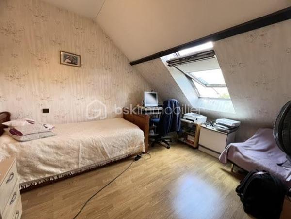 Idéalement située au cœur de Saint-Michel-sur-Orge, au 19 rue du Général de Gaulle, cette spacieuse maison familiale d'environ 137 m² habitables est édifiée sur une belle parcelle de terrain d'environ 706 m², offrant un cadre de vie agréable et de beaux espaces pour toute la famille.
Construite sur un sous-sol hors sol, la maison bénéficie d'une distribution fonctionnelle et de nombreux espaces de rangement.
Dès l'entrée, vous découvrirez un vaste hall avec placard. 
Le sous-sol comprend également un garage double avec accès direct au jardin, un espace buanderie, une pièce pouvant être aménagée selon vos besoins en bureau, salle de jeux ou chambre d'appoint, ainsi qu'une pièce de rangement.
À l'étage principal, un grand palier dessert une cuisine indépendante, un lumineux double séjour ouvrant sur un balcon surplombant le jardin, une chambre, une salle de bains et un WC indépendant.
Le second étage accueille l'espace nuit avec quatre chambres confortables ainsi qu'une salle d'eau avec douche.
À l'extérieur, le jardin arboré et la généreuse parcelle de 706 m² offrent un véritable espace de détente et de loisirs pour toute la famille.
Les atouts :
• Maison familiale de 5 chambres
• Environ 137 m² habitables
• Sous-sol total hors sol
• Garage double
• Bureau ou salle de jeux
• Terrain d'environ 706 m²
• Balcon avec vue sur le jardin
• Secteur recherché, proche des commerces, écoles et transports
Une maison idéale pour une grande famille à la recherche d'espace, de confort et d'un environnement pratique au quotidien.
Les + : Volets roulants, double vitrage