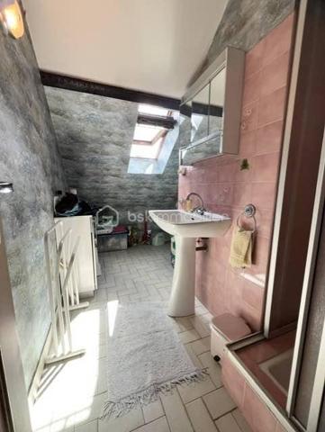 Idéalement située au cœur de Saint-Michel-sur-Orge, au 19 rue du Général de Gaulle, cette spacieuse maison familiale d'environ 137 m² habitables est édifiée sur une belle parcelle de terrain d'environ 706 m², offrant un cadre de vie agréable et de beaux espaces pour toute la famille.
Construite sur un sous-sol hors sol, la maison bénéficie d'une distribution fonctionnelle et de nombreux espaces de rangement.
Dès l'entrée, vous découvrirez un vaste hall avec placard. 
Le sous-sol comprend également un garage double avec accès direct au jardin, un espace buanderie, une pièce pouvant être aménagée selon vos besoins en bureau, salle de jeux ou chambre d'appoint, ainsi qu'une pièce de rangement.
À l'étage principal, un grand palier dessert une cuisine indépendante, un lumineux double séjour ouvrant sur un balcon surplombant le jardin, une chambre, une salle de bains et un WC indépendant.
Le second étage accueille l'espace nuit avec quatre chambres confortables ainsi qu'une salle d'eau avec douche.
À l'extérieur, le jardin arboré et la généreuse parcelle de 706 m² offrent un véritable espace de détente et de loisirs pour toute la famille.
Les atouts :
• Maison familiale de 5 chambres
• Environ 137 m² habitables
• Sous-sol total hors sol
• Garage double
• Bureau ou salle de jeux
• Terrain d'environ 706 m²
• Balcon avec vue sur le jardin
• Secteur recherché, proche des commerces, écoles et transports
Une maison idéale pour une grande famille à la recherche d'espace, de confort et d'un environnement pratique au quotidien.
Les + : Volets roulants, double vitrage