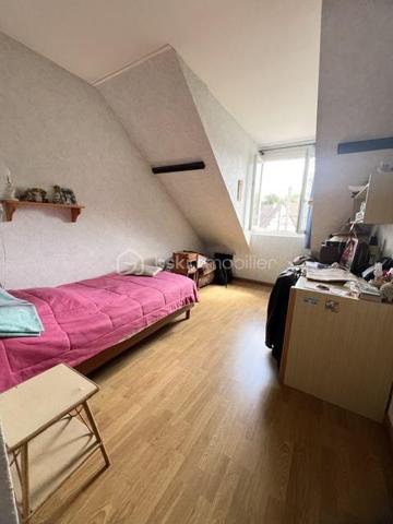 Idéalement située au cœur de Saint-Michel-sur-Orge, au 19 rue du Général de Gaulle, cette spacieuse maison familiale d'environ 137 m² habitables est édifiée sur une belle parcelle de terrain d'environ 706 m², offrant un cadre de vie agréable et de beaux espaces pour toute la famille.
Construite sur un sous-sol hors sol, la maison bénéficie d'une distribution fonctionnelle et de nombreux espaces de rangement.
Dès l'entrée, vous découvrirez un vaste hall avec placard. 
Le sous-sol comprend également un garage double avec accès direct au jardin, un espace buanderie, une pièce pouvant être aménagée selon vos besoins en bureau, salle de jeux ou chambre d'appoint, ainsi qu'une pièce de rangement.
À l'étage principal, un grand palier dessert une cuisine indépendante, un lumineux double séjour ouvrant sur un balcon surplombant le jardin, une chambre, une salle de bains et un WC indépendant.
Le second étage accueille l'espace nuit avec quatre chambres confortables ainsi qu'une salle d'eau avec douche.
À l'extérieur, le jardin arboré et la généreuse parcelle de 706 m² offrent un véritable espace de détente et de loisirs pour toute la famille.
Les atouts :
• Maison familiale de 5 chambres
• Environ 137 m² habitables
• Sous-sol total hors sol
• Garage double
• Bureau ou salle de jeux
• Terrain d'environ 706 m²
• Balcon avec vue sur le jardin
• Secteur recherché, proche des commerces, écoles et transports
Une maison idéale pour une grande famille à la recherche d'espace, de confort et d'un environnement pratique au quotidien.
Les + : Volets roulants, double vitrage