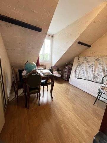 Idéalement située au cœur de Saint-Michel-sur-Orge, au 19 rue du Général de Gaulle, cette spacieuse maison familiale d'environ 137 m² habitables est édifiée sur une belle parcelle de terrain d'environ 706 m², offrant un cadre de vie agréable et de beaux espaces pour toute la famille.
Construite sur un sous-sol hors sol, la maison bénéficie d'une distribution fonctionnelle et de nombreux espaces de rangement.
Dès l'entrée, vous découvrirez un vaste hall avec placard. 
Le sous-sol comprend également un garage double avec accès direct au jardin, un espace buanderie, une pièce pouvant être aménagée selon vos besoins en bureau, salle de jeux ou chambre d'appoint, ainsi qu'une pièce de rangement.
À l'étage principal, un grand palier dessert une cuisine indépendante, un lumineux double séjour ouvrant sur un balcon surplombant le jardin, une chambre, une salle de bains et un WC indépendant.
Le second étage accueille l'espace nuit avec quatre chambres confortables ainsi qu'une salle d'eau avec douche.
À l'extérieur, le jardin arboré et la généreuse parcelle de 706 m² offrent un véritable espace de détente et de loisirs pour toute la famille.
Les atouts :
• Maison familiale de 5 chambres
• Environ 137 m² habitables
• Sous-sol total hors sol
• Garage double
• Bureau ou salle de jeux
• Terrain d'environ 706 m²
• Balcon avec vue sur le jardin
• Secteur recherché, proche des commerces, écoles et transports
Une maison idéale pour une grande famille à la recherche d'espace, de confort et d'un environnement pratique au quotidien.
Les + : Volets roulants, double vitrage