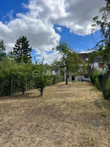 Idéalement située au cœur de Saint-Michel-sur-Orge, au 19 rue du Général de Gaulle, cette spacieuse maison familiale d'environ 137 m² habitables est édifiée sur une belle parcelle de terrain d'environ 706 m², offrant un cadre de vie agréable et de beaux espaces pour toute la famille.
Construite sur un sous-sol hors sol, la maison bénéficie d'une distribution fonctionnelle et de nombreux espaces de rangement.
Dès l'entrée, vous découvrirez un vaste hall avec placard. 
Le sous-sol comprend également un garage double avec accès direct au jardin, un espace buanderie, une pièce pouvant être aménagée selon vos besoins en bureau, salle de jeux ou chambre d'appoint, ainsi qu'une pièce de rangement.
À l'étage principal, un grand palier dessert une cuisine indépendante, un lumineux double séjour ouvrant sur un balcon surplombant le jardin, une chambre, une salle de bains et un WC indépendant.
Le second étage accueille l'espace nuit avec quatre chambres confortables ainsi qu'une salle d'eau avec douche.
À l'extérieur, le jardin arboré et la généreuse parcelle de 706 m² offrent un véritable espace de détente et de loisirs pour toute la famille.
Les atouts :
• Maison familiale de 5 chambres
• Environ 137 m² habitables
• Sous-sol total hors sol
• Garage double
• Bureau ou salle de jeux
• Terrain d'environ 706 m²
• Balcon avec vue sur le jardin
• Secteur recherché, proche des commerces, écoles et transports
Une maison idéale pour une grande famille à la recherche d'espace, de confort et d'un environnement pratique au quotidien.
Les + : Volets roulants, double vitrage