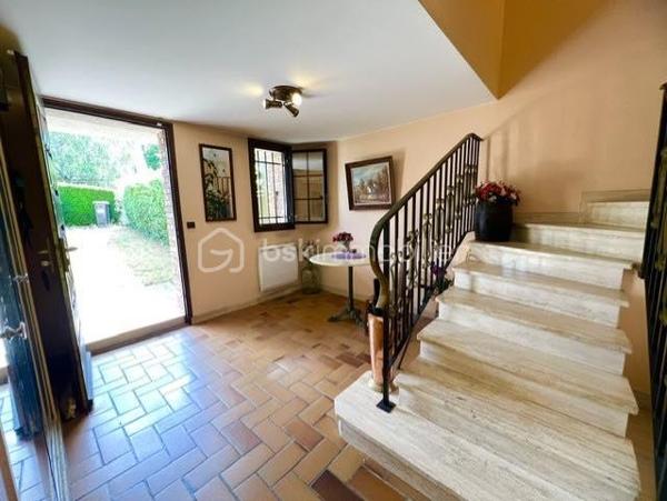 Idéalement située au cœur de Saint-Michel-sur-Orge, au 19 rue du Général de Gaulle, cette spacieuse maison familiale d'environ 137 m² habitables est édifiée sur une belle parcelle de terrain d'environ 706 m², offrant un cadre de vie agréable et de beaux espaces pour toute la famille.
Construite sur un sous-sol hors sol, la maison bénéficie d'une distribution fonctionnelle et de nombreux espaces de rangement.
Dès l'entrée, vous découvrirez un vaste hall avec placard. 
Le sous-sol comprend également un garage double avec accès direct au jardin, un espace buanderie, une pièce pouvant être aménagée selon vos besoins en bureau, salle de jeux ou chambre d'appoint, ainsi qu'une pièce de rangement.
À l'étage principal, un grand palier dessert une cuisine indépendante, un lumineux double séjour ouvrant sur un balcon surplombant le jardin, une chambre, une salle de bains et un WC indépendant.
Le second étage accueille l'espace nuit avec quatre chambres confortables ainsi qu'une salle d'eau avec douche.
À l'extérieur, le jardin arboré et la généreuse parcelle de 706 m² offrent un véritable espace de détente et de loisirs pour toute la famille.
Les atouts :
• Maison familiale de 5 chambres
• Environ 137 m² habitables
• Sous-sol total hors sol
• Garage double
• Bureau ou salle de jeux
• Terrain d'environ 706 m²
• Balcon avec vue sur le jardin
• Secteur recherché, proche des commerces, écoles et transports
Une maison idéale pour une grande famille à la recherche d'espace, de confort et d'un environnement pratique au quotidien.
Les + : Volets roulants, double vitrage