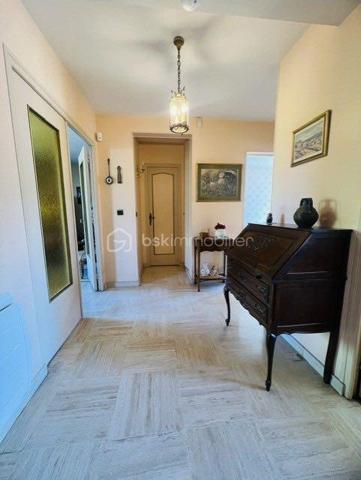 Idéalement située au cœur de Saint-Michel-sur-Orge, au 19 rue du Général de Gaulle, cette spacieuse maison familiale d'environ 137 m² habitables est édifiée sur une belle parcelle de terrain d'environ 706 m², offrant un cadre de vie agréable et de beaux espaces pour toute la famille.
Construite sur un sous-sol hors sol, la maison bénéficie d'une distribution fonctionnelle et de nombreux espaces de rangement.
Dès l'entrée, vous découvrirez un vaste hall avec placard. 
Le sous-sol comprend également un garage double avec accès direct au jardin, un espace buanderie, une pièce pouvant être aménagée selon vos besoins en bureau, salle de jeux ou chambre d'appoint, ainsi qu'une pièce de rangement.
À l'étage principal, un grand palier dessert une cuisine indépendante, un lumineux double séjour ouvrant sur un balcon surplombant le jardin, une chambre, une salle de bains et un WC indépendant.
Le second étage accueille l'espace nuit avec quatre chambres confortables ainsi qu'une salle d'eau avec douche.
À l'extérieur, le jardin arboré et la généreuse parcelle de 706 m² offrent un véritable espace de détente et de loisirs pour toute la famille.
Les atouts :
• Maison familiale de 5 chambres
• Environ 137 m² habitables
• Sous-sol total hors sol
• Garage double
• Bureau ou salle de jeux
• Terrain d'environ 706 m²
• Balcon avec vue sur le jardin
• Secteur recherché, proche des commerces, écoles et transports
Une maison idéale pour une grande famille à la recherche d'espace, de confort et d'un environnement pratique au quotidien.
Les + : Volets roulants, double vitrage