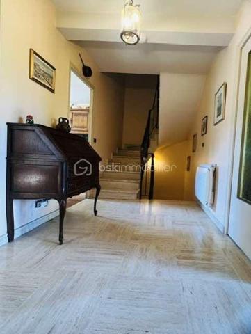 Idéalement située au cœur de Saint-Michel-sur-Orge, au 19 rue du Général de Gaulle, cette spacieuse maison familiale d'environ 137 m² habitables est édifiée sur une belle parcelle de terrain d'environ 706 m², offrant un cadre de vie agréable et de beaux espaces pour toute la famille.
Construite sur un sous-sol hors sol, la maison bénéficie d'une distribution fonctionnelle et de nombreux espaces de rangement.
Dès l'entrée, vous découvrirez un vaste hall avec placard. 
Le sous-sol comprend également un garage double avec accès direct au jardin, un espace buanderie, une pièce pouvant être aménagée selon vos besoins en bureau, salle de jeux ou chambre d'appoint, ainsi qu'une pièce de rangement.
À l'étage principal, un grand palier dessert une cuisine indépendante, un lumineux double séjour ouvrant sur un balcon surplombant le jardin, une chambre, une salle de bains et un WC indépendant.
Le second étage accueille l'espace nuit avec quatre chambres confortables ainsi qu'une salle d'eau avec douche.
À l'extérieur, le jardin arboré et la généreuse parcelle de 706 m² offrent un véritable espace de détente et de loisirs pour toute la famille.
Les atouts :
• Maison familiale de 5 chambres
• Environ 137 m² habitables
• Sous-sol total hors sol
• Garage double
• Bureau ou salle de jeux
• Terrain d'environ 706 m²
• Balcon avec vue sur le jardin
• Secteur recherché, proche des commerces, écoles et transports
Une maison idéale pour une grande famille à la recherche d'espace, de confort et d'un environnement pratique au quotidien.
Les + : Volets roulants, double vitrage