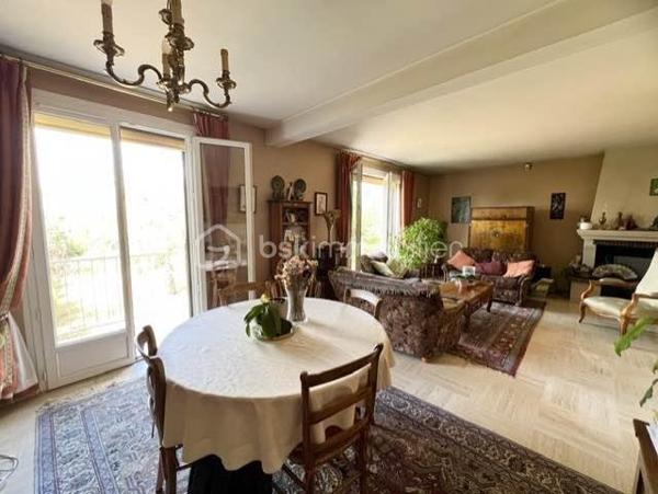 Idéalement située au cœur de Saint-Michel-sur-Orge, au 19 rue du Général de Gaulle, cette spacieuse maison familiale d'environ 137 m² habitables est édifiée sur une belle parcelle de terrain d'environ 706 m², offrant un cadre de vie agréable et de beaux espaces pour toute la famille.
Construite sur un sous-sol hors sol, la maison bénéficie d'une distribution fonctionnelle et de nombreux espaces de rangement.
Dès l'entrée, vous découvrirez un vaste hall avec placard. 
Le sous-sol comprend également un garage double avec accès direct au jardin, un espace buanderie, une pièce pouvant être aménagée selon vos besoins en bureau, salle de jeux ou chambre d'appoint, ainsi qu'une pièce de rangement.
À l'étage principal, un grand palier dessert une cuisine indépendante, un lumineux double séjour ouvrant sur un balcon surplombant le jardin, une chambre, une salle de bains et un WC indépendant.
Le second étage accueille l'espace nuit avec quatre chambres confortables ainsi qu'une salle d'eau avec douche.
À l'extérieur, le jardin arboré et la généreuse parcelle de 706 m² offrent un véritable espace de détente et de loisirs pour toute la famille.
Les atouts :
• Maison familiale de 5 chambres
• Environ 137 m² habitables
• Sous-sol total hors sol
• Garage double
• Bureau ou salle de jeux
• Terrain d'environ 706 m²
• Balcon avec vue sur le jardin
• Secteur recherché, proche des commerces, écoles et transports
Une maison idéale pour une grande famille à la recherche d'espace, de confort et d'un environnement pratique au quotidien.
Les + : Volets roulants, double vitrage