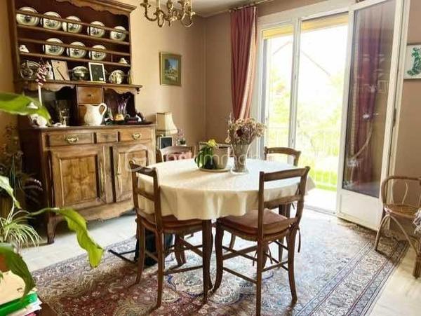 Idéalement située au cœur de Saint-Michel-sur-Orge, au 19 rue du Général de Gaulle, cette spacieuse maison familiale d'environ 137 m² habitables est édifiée sur une belle parcelle de terrain d'environ 706 m², offrant un cadre de vie agréable et de beaux espaces pour toute la famille.
Construite sur un sous-sol hors sol, la maison bénéficie d'une distribution fonctionnelle et de nombreux espaces de rangement.
Dès l'entrée, vous découvrirez un vaste hall avec placard. 
Le sous-sol comprend également un garage double avec accès direct au jardin, un espace buanderie, une pièce pouvant être aménagée selon vos besoins en bureau, salle de jeux ou chambre d'appoint, ainsi qu'une pièce de rangement.
À l'étage principal, un grand palier dessert une cuisine indépendante, un lumineux double séjour ouvrant sur un balcon surplombant le jardin, une chambre, une salle de bains et un WC indépendant.
Le second étage accueille l'espace nuit avec quatre chambres confortables ainsi qu'une salle d'eau avec douche.
À l'extérieur, le jardin arboré et la généreuse parcelle de 706 m² offrent un véritable espace de détente et de loisirs pour toute la famille.
Les atouts :
• Maison familiale de 5 chambres
• Environ 137 m² habitables
• Sous-sol total hors sol
• Garage double
• Bureau ou salle de jeux
• Terrain d'environ 706 m²
• Balcon avec vue sur le jardin
• Secteur recherché, proche des commerces, écoles et transports
Une maison idéale pour une grande famille à la recherche d'espace, de confort et d'un environnement pratique au quotidien.
Les + : Volets roulants, double vitrage