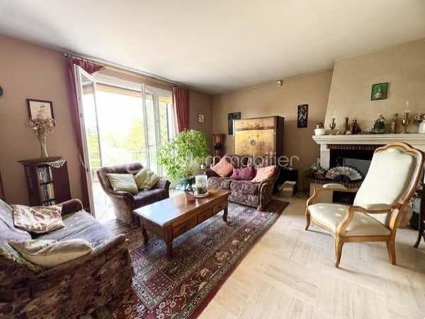 Idéalement située au cœur de Saint-Michel-sur-Orge, au 19 rue du Général de Gaulle, cette spacieuse maison familiale d'environ 137 m² habitables est édifiée sur une belle parcelle de terrain d'environ 706 m², offrant un cadre de vie agréable et de beaux espaces pour toute la famille.
Construite sur un sous-sol hors sol, la maison bénéficie d'une distribution fonctionnelle et de nombreux espaces de rangement.
Dès l'entrée, vous découvrirez un vaste hall avec placard. 
Le sous-sol comprend également un garage double avec accès direct au jardin, un espace buanderie, une pièce pouvant être aménagée selon vos besoins en bureau, salle de jeux ou chambre d'appoint, ainsi qu'une pièce de rangement.
À l'étage principal, un grand palier dessert une cuisine indépendante, un lumineux double séjour ouvrant sur un balcon surplombant le jardin, une chambre, une salle de bains et un WC indépendant.
Le second étage accueille l'espace nuit avec quatre chambres confortables ainsi qu'une salle d'eau avec douche.
À l'extérieur, le jardin arboré et la généreuse parcelle de 706 m² offrent un véritable espace de détente et de loisirs pour toute la famille.
Les atouts :
• Maison familiale de 5 chambres
• Environ 137 m² habitables
• Sous-sol total hors sol
• Garage double
• Bureau ou salle de jeux
• Terrain d'environ 706 m²
• Balcon avec vue sur le jardin
• Secteur recherché, proche des commerces, écoles et transports
Une maison idéale pour une grande famille à la recherche d'espace, de confort et d'un environnement pratique au quotidien.
Les + : Volets roulants, double vitrage