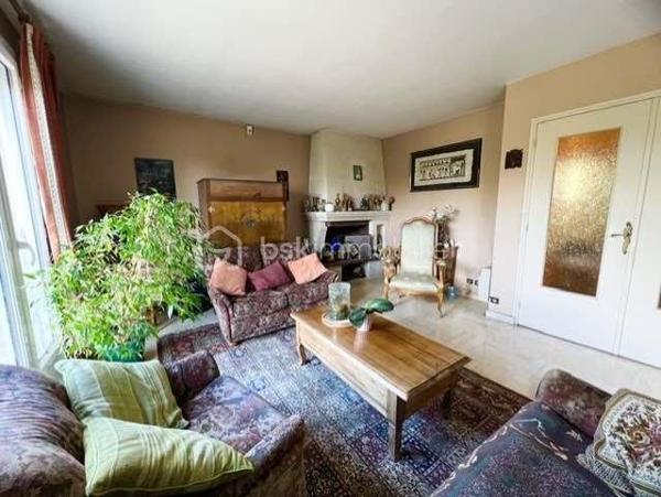 Idéalement située au cœur de Saint-Michel-sur-Orge, au 19 rue du Général de Gaulle, cette spacieuse maison familiale d'environ 137 m² habitables est édifiée sur une belle parcelle de terrain d'environ 706 m², offrant un cadre de vie agréable et de beaux espaces pour toute la famille.
Construite sur un sous-sol hors sol, la maison bénéficie d'une distribution fonctionnelle et de nombreux espaces de rangement.
Dès l'entrée, vous découvrirez un vaste hall avec placard. 
Le sous-sol comprend également un garage double avec accès direct au jardin, un espace buanderie, une pièce pouvant être aménagée selon vos besoins en bureau, salle de jeux ou chambre d'appoint, ainsi qu'une pièce de rangement.
À l'étage principal, un grand palier dessert une cuisine indépendante, un lumineux double séjour ouvrant sur un balcon surplombant le jardin, une chambre, une salle de bains et un WC indépendant.
Le second étage accueille l'espace nuit avec quatre chambres confortables ainsi qu'une salle d'eau avec douche.
À l'extérieur, le jardin arboré et la généreuse parcelle de 706 m² offrent un véritable espace de détente et de loisirs pour toute la famille.
Les atouts :
• Maison familiale de 5 chambres
• Environ 137 m² habitables
• Sous-sol total hors sol
• Garage double
• Bureau ou salle de jeux
• Terrain d'environ 706 m²
• Balcon avec vue sur le jardin
• Secteur recherché, proche des commerces, écoles et transports
Une maison idéale pour une grande famille à la recherche d'espace, de confort et d'un environnement pratique au quotidien.
Les + : Volets roulants, double vitrage