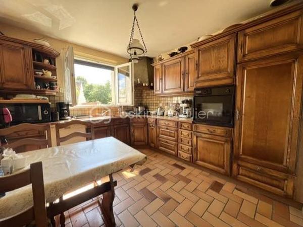 Idéalement située au cœur de Saint-Michel-sur-Orge, au 19 rue du Général de Gaulle, cette spacieuse maison familiale d'environ 137 m² habitables est édifiée sur une belle parcelle de terrain d'environ 706 m², offrant un cadre de vie agréable et de beaux espaces pour toute la famille.
Construite sur un sous-sol hors sol, la maison bénéficie d'une distribution fonctionnelle et de nombreux espaces de rangement.
Dès l'entrée, vous découvrirez un vaste hall avec placard. 
Le sous-sol comprend également un garage double avec accès direct au jardin, un espace buanderie, une pièce pouvant être aménagée selon vos besoins en bureau, salle de jeux ou chambre d'appoint, ainsi qu'une pièce de rangement.
À l'étage principal, un grand palier dessert une cuisine indépendante, un lumineux double séjour ouvrant sur un balcon surplombant le jardin, une chambre, une salle de bains et un WC indépendant.
Le second étage accueille l'espace nuit avec quatre chambres confortables ainsi qu'une salle d'eau avec douche.
À l'extérieur, le jardin arboré et la généreuse parcelle de 706 m² offrent un véritable espace de détente et de loisirs pour toute la famille.
Les atouts :
• Maison familiale de 5 chambres
• Environ 137 m² habitables
• Sous-sol total hors sol
• Garage double
• Bureau ou salle de jeux
• Terrain d'environ 706 m²
• Balcon avec vue sur le jardin
• Secteur recherché, proche des commerces, écoles et transports
Une maison idéale pour une grande famille à la recherche d'espace, de confort et d'un environnement pratique au quotidien.
Les + : Volets roulants, double vitrage