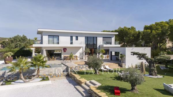 Villa contemporaine avec piscine à débordement et vue mer à Carry-le-Rouet