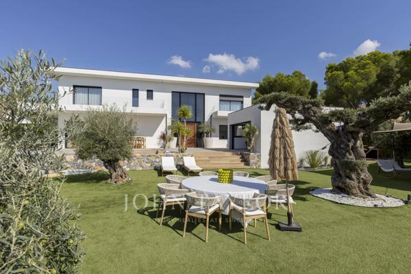 Villa contemporaine avec piscine à débordement et vue mer à Carry-le-Rouet