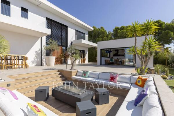 Villa contemporaine avec piscine à débordement et vue mer à Carry-le-Rouet