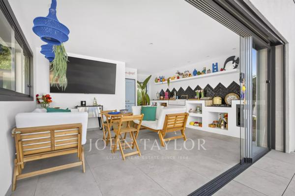 Villa contemporaine avec piscine à débordement et vue mer à Carry-le-Rouet