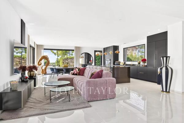 Villa contemporaine avec piscine à débordement et vue mer à Carry-le-Rouet