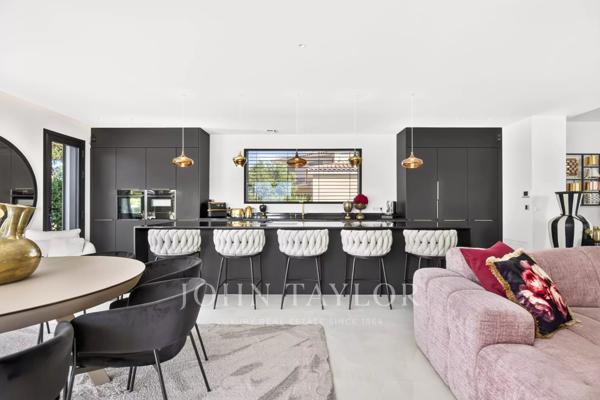 Villa contemporaine avec piscine à débordement et vue mer à Carry-le-Rouet