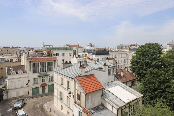 Paris 18e - Rue Lepic - Charme et calme