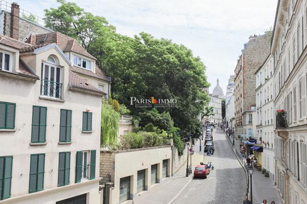 Paris 18e - Rue Lepic - Charme et calme