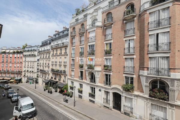 Paris 18e - Rue Lepic - Charme et calme