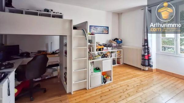 Vente                                                      Maison
                        
                     5 pièces                      166 m2                     à Beaugency