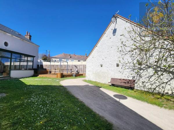 Vente                                                      Maison
                        
                     5 pièces                      166 m2                     à Beaugency