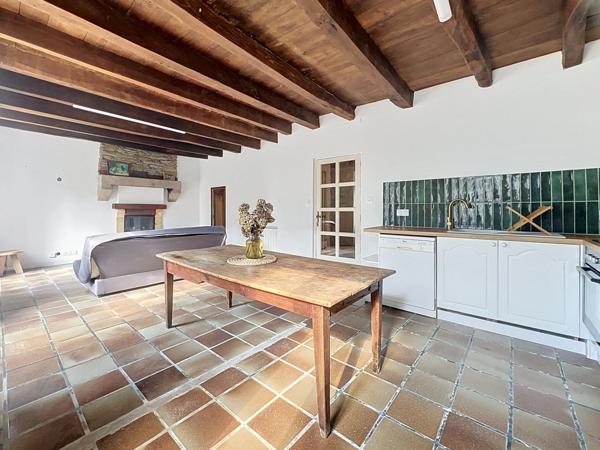 Ensemble en pierre : maison, bâtisse, atelier, garage