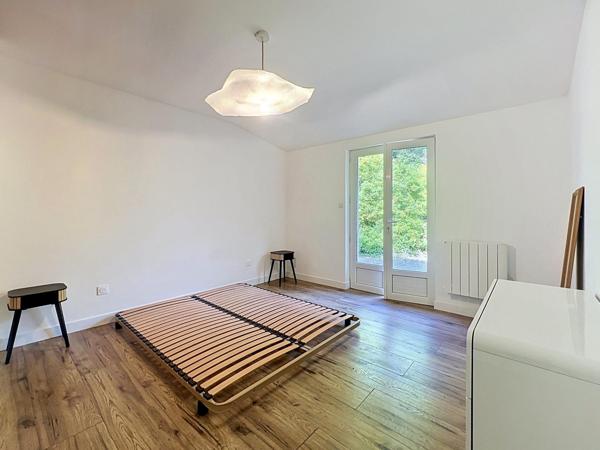 Ensemble en pierre : maison, bâtisse, atelier, garage