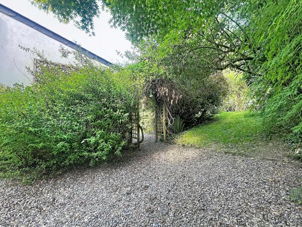 Ensemble en pierre : maison, bâtisse, atelier, garage