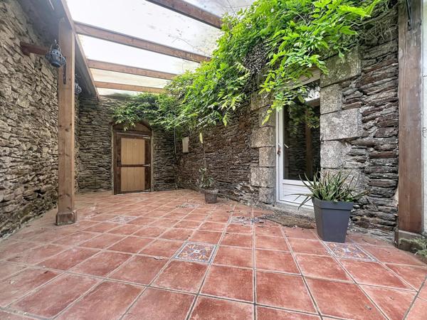 Ensemble en pierre : maison, bâtisse, atelier, garage