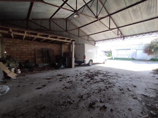 Hangar plus terrain constructible 733 m² Bords