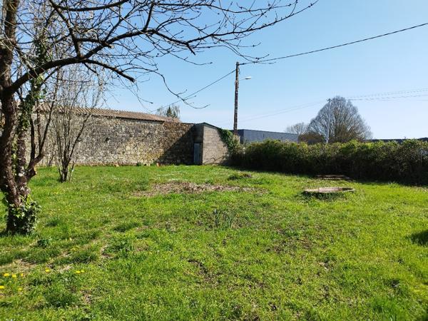 Hangar plus terrain constructible 733 m² Bords