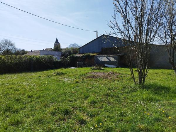 Hangar plus terrain constructible 733 m² Bords