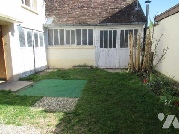 A vendre les Noes près Troyes proche  Ste Savine, Maison de 68m²  et atelier attenant de 85m²+ ...