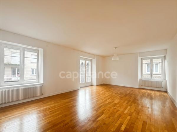 Appartement 118 m² : vaste séjour de 32 m², 3 chambres, cave, grenier et garage en plein centre de VIRE (14)