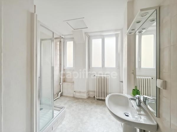 Appartement 118 m² : vaste séjour de 32 m², 3 chambres, cave, grenier et garage en plein centre de VIRE (14)