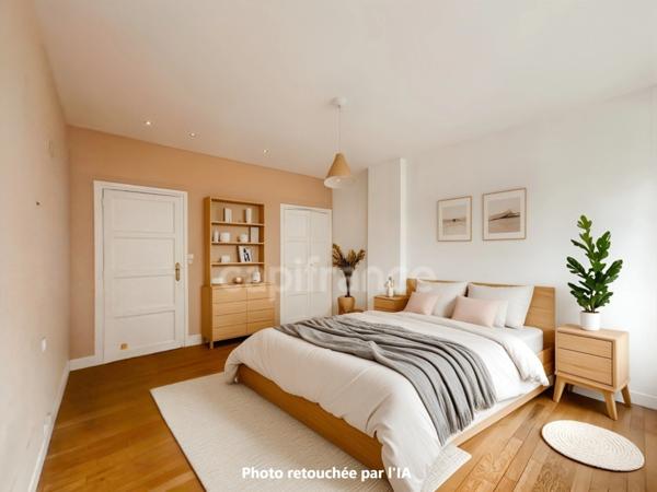 Appartement 118 m² : vaste séjour de 32 m², 3 chambres, cave, grenier et garage en plein centre de VIRE (14)