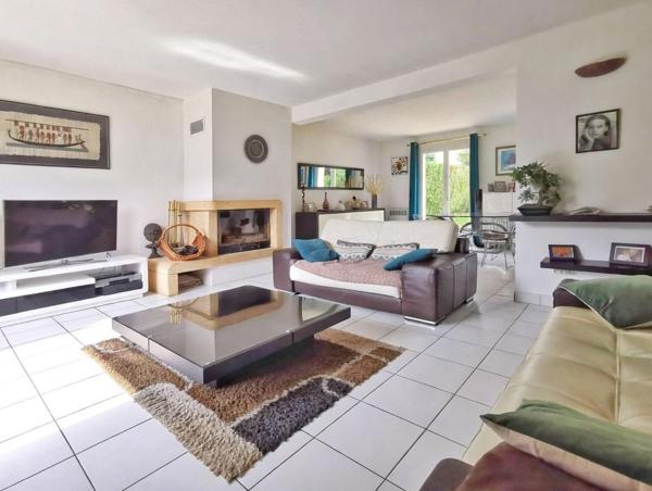 Magny-les-Hameaux (78114) Maison 7P indiv. en excel. état sur sous-sol total, proche Voisins-le-Btx